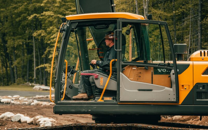 Zakup minikoparki dla małej firmy budowlanej