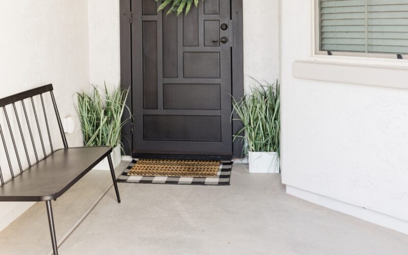 Drzwi zewnętrzne do domu w stylu rustykalnym: jak dokonać wyboru?