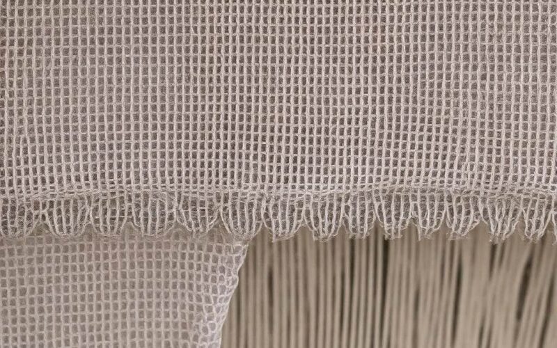 Linia kroplująca na czy pod agrowłókniną – Co wybrać, aby uzyskać najlepsze efekty?